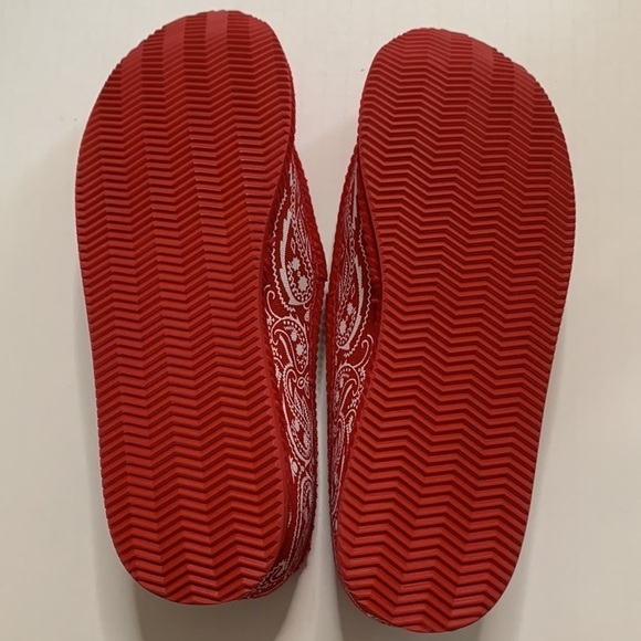 Goat Crew New In Box Red White  Bandana House Shoes Slippers Size 11 main image 7